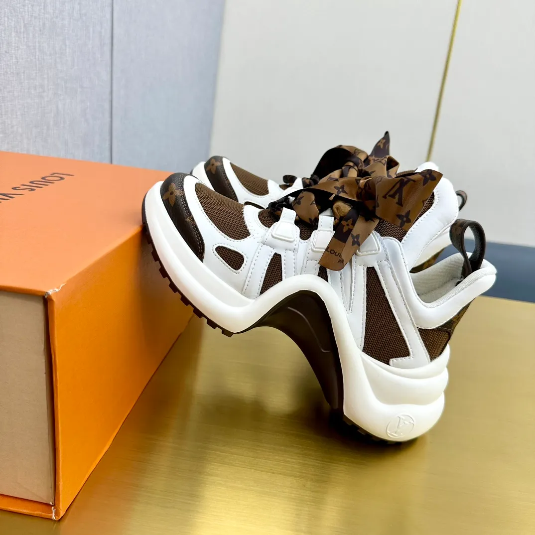 👟👟Ex-factory price 760👟👟LV donkey brand casual sports dad shoes. The bold and avant-garde design➕the distinctive wavy outsole is charming in the entire fashion circle. It is synonymous with new trends and trends. It is to be called the coolest casual sports shoe in history. Whoever wears it will become the most handsome person who turns heads. The height of the heel is about 5.5cm, and the heel is about 8mm.  🌸Imported fabrics🐂leather➕Imported🐐leather➕Imported T👟👟Ex-factory price U splicing 🌸Inner lining imported mesh fabric➕Cowhide lining Outsole vacuum foaming and T👟👟Ex-factory price U combination 🌸 Size women's size 35-41